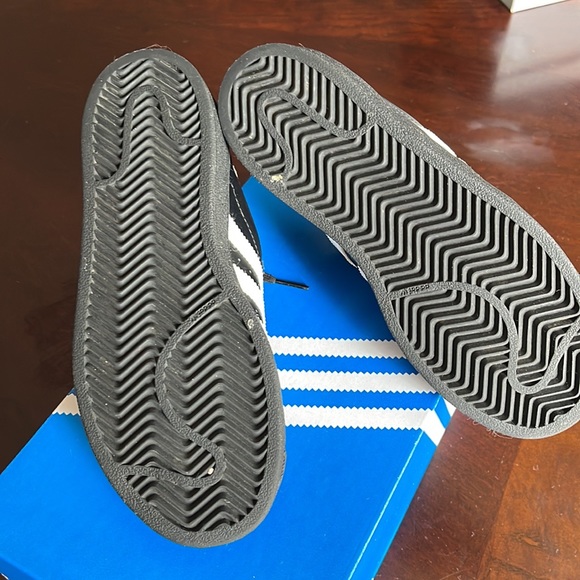 LIKE NEW Adidas Superstar Jr. Size 2 1/2 (Core Black / Cloud Whitek) - Picture 5 of 11